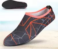 Water schoenen, hoogwaardig materiaal en flexibel. Schoenen voor watersporten, roeien, kajakken en op het strand. Zwart met patroon. Maat XXL, 42-43