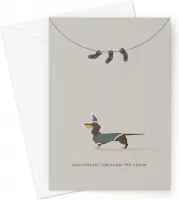 Hound & Herringbone - Chocoladebruine Teckel Kerstkaart - Chocolate and Tan Dachshund Festive Greeting Card