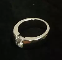 brede zilverkleurige ring - met diamant -