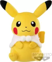 Pikachu met wintercape knuffel (31cm)