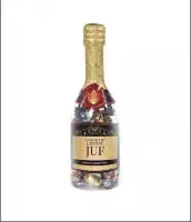 Champagnefles - Voor de liefste juf - Gevuld met verpakte Italiaanse bonbons - In cadeauverpakking met gekleurd lint