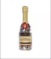 Champagnefles - Sara Gefeliciteerd - Gevuld met verpakte Italiaanse bonbons - In cadeauverpakking met gekleurd lint