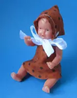 Babypopje - Emil Schwenk - Klein - 6cm - Gekleed - Jongen of meisje - Willekeurig geleverd