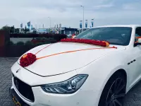 JULIETA Trouwauto Versiering  Bruiloft Autodecoratie Huwelijk - Bloemen voor op de Motorkap - Bloemstuk voor op de Auto - Rode & Oranje Rozen met Diamanten Lint - Inclusief Auto Ha