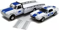 ACME Chevrolet C30 RAMP TRUCK 1967 + Chevrolet CAMARO TRANS AM #1 CHAPARRAL 1970 schaalmodel 1:64