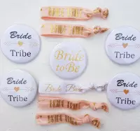 12-delige set met 6 buttons en 6 armbanden Bride Tribe wit en rose goud met goud - button - vrijgezellenfeest - bruid - armband -vrijgezellen party