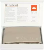 White Lotus Anti Aging Zijden Kussensloop – 100% 19 momme moerbeien zijde, luxe Ofxord stijl in ivoren wit geschenkdoosje. De perfecte zijden kussensloop om het haar te beschermen