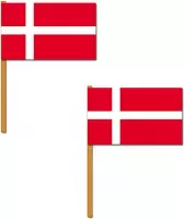 Set van 2x stuks luxe zwaaivlaggen Denemarken 30 x 45 cm - Op houten stok