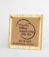 Wooden Sign - Wie zijn billen brandt mag blij zijn dat ie niet andersom stond... - In cadeauverpakking met gekleurd lint