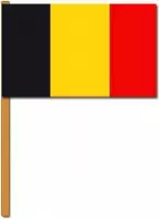 Set van 6x stuks luxe grote zwaaivlaggen Belgie 30 x 45 cm - Belgische feestartikelen en versieringen
