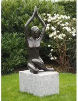 Tuinbeeld - bronzen beeld - Moderne naakte vrouw  H. 112 cm - 113 cm hoog