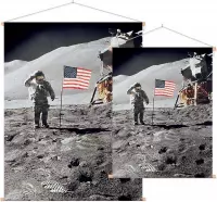 Astronaut gives salute beside U.S. flag (maanlanding) - Foto op Textielposter - 90 x 120 cm