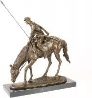 Beeld - Soldaat te paard - Gedetailleerd sculptuur - 43,2 cm hoog