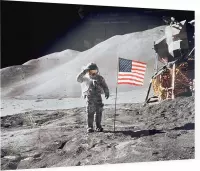 Astronaut gives salute beside U.S. flag (maanlanding) - Foto op Plexiglas - 80 x 60 cm
