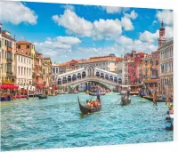 Gondeliers voor de Rialtobrug in zomers Venetië - Foto op Plexiglas - 60 x 40 cm