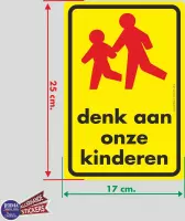 Denk aan onze kinderen verkeersbord sticker. In opvallende heldere kleuren.