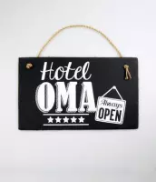 Stoneslogan - Spreuktegel - Hotel Oma, always open - In cadeauverpakking met gekleurd lint