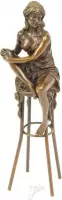 Beeld brons - Lady on barchair - goudkleurig gepatineerd - 25,7 cm hoog