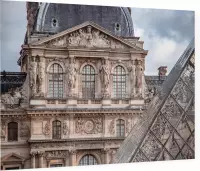 Close-up van de Piramide van het Louvre in Parijs - Foto op Plexiglas - 60 x 40 cm