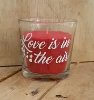 Rode geur kaars (zoete rode bessen) met de tekst "Love is in the air