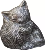 kattenurn slapende kat met bolletje wol zilverkleurig urn kat