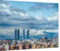 Industriële skyline van Madrid voor besneeuwde bergen - Foto op Plexiglas - 90 x 60 cm