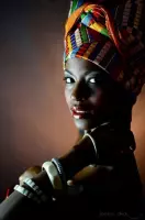 Allernieuwste Canvas Schilderij Mooie Afrikaanse Vrouw met Hoofdband 2 - Poster - Woonkamer - 50 x 70 cm - Kleur