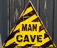 Man Cave Geel Zwart. Metalen wandbord in reliëf  30 x 34 cm.
