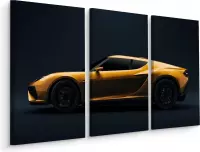 Schilderij - Gele sportwagen bij donkere achtergrond, 3 luik, premium print