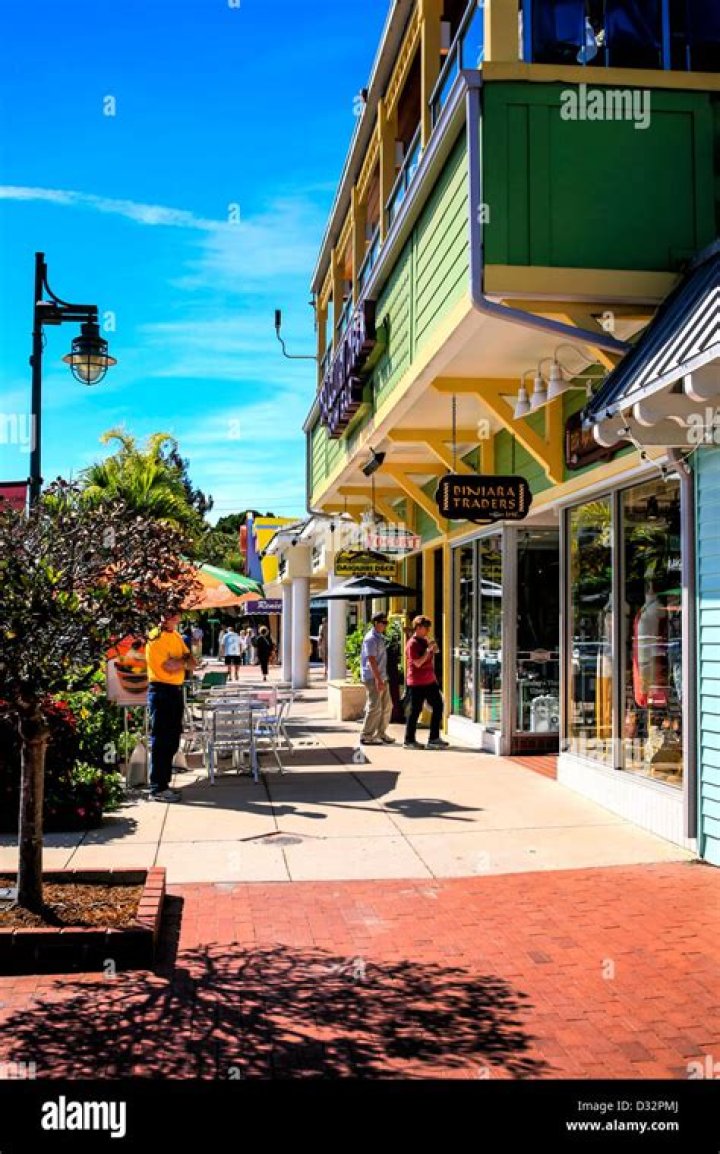 Exploring St. Armands Circle in Sarasota: A Shopping and Dining Paradise