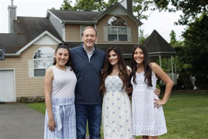 Zachary Kiesch Bio, Wiki, Age, Parents, Spouse, Tattoo, College, ABC, and Net Worth.